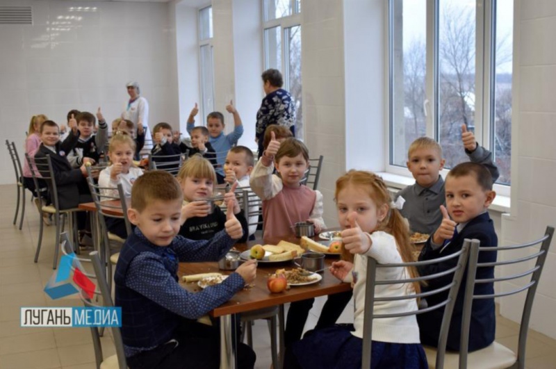 Обеды в отремонтированной калужскими строителями столовой нравятся первомайским школьникам.